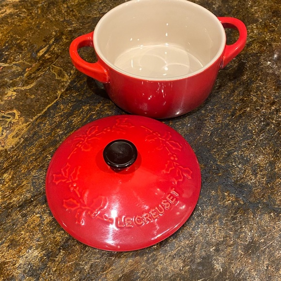Le Creuset Kitchen Le Creuset Holly Mini Cocotte Christmas New In
